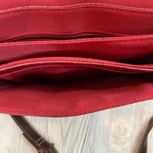 Relic Red Paisley Relic Medium Crossbody Purse Bag - Picture 9 of 12